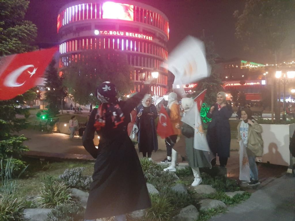 BİNLERCE BOLULU SOKAĞA DÖKÜLDÜ