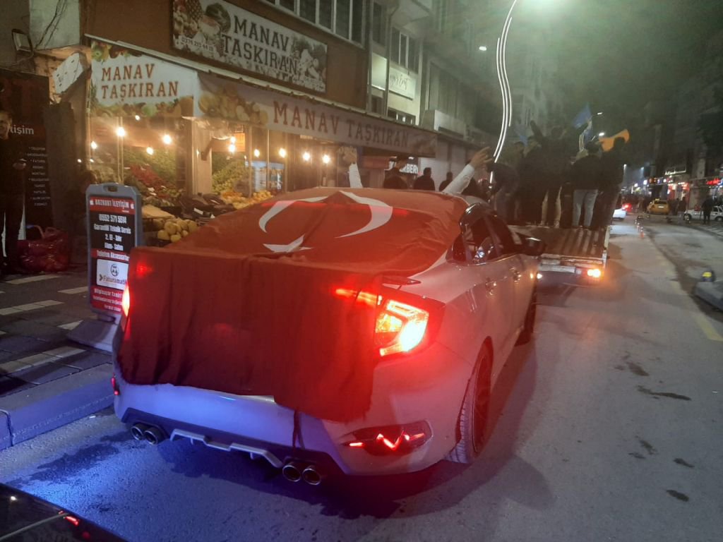 BİNLERCE BOLULU SOKAĞA DÖKÜLDÜ