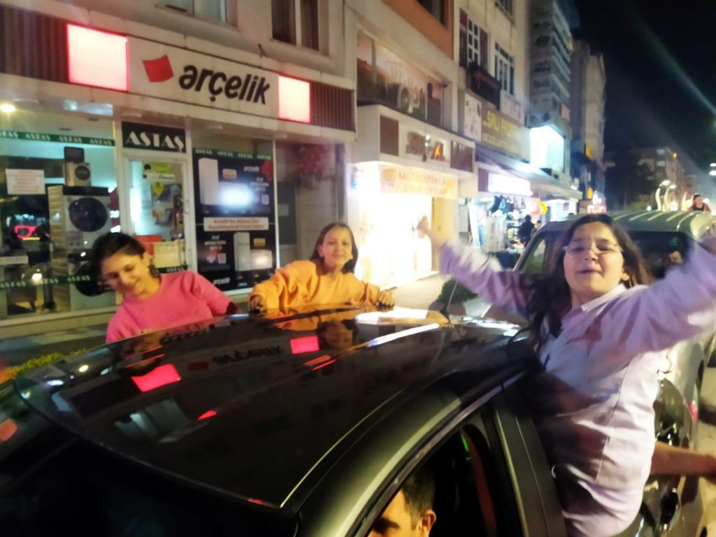 BİNLERCE BOLULU SOKAĞA DÖKÜLDÜ