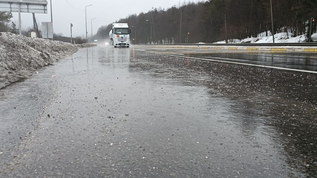 BOLU DAĞI'NDA DÜN GÜNEŞ BUGÜN KAR...