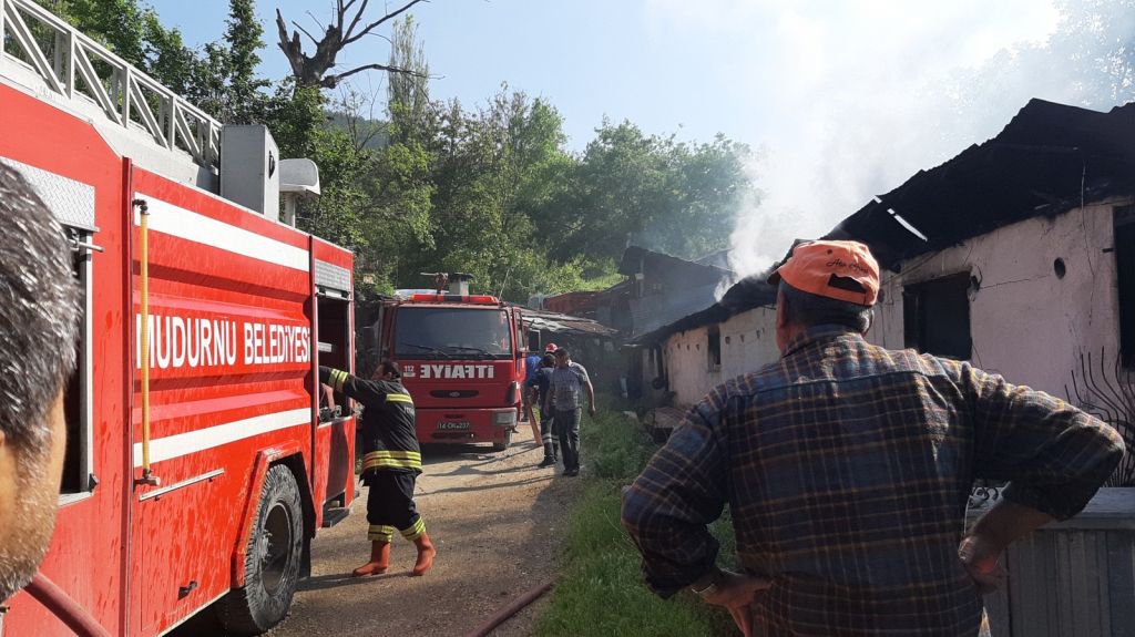 BOLU'DA 3 BİNLİK KÜMESTE YANGIN...