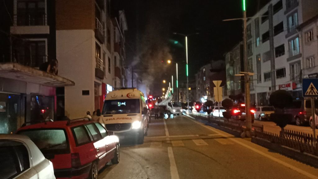 BOLU'DA TEKSTİL ATÖLYESİNDE GECEYİ AYDINLATAN YANGIN