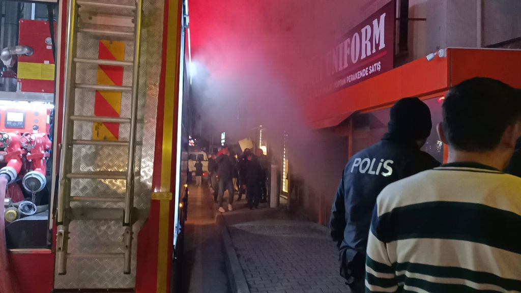 BOLU'DA TEKSTİL ATÖLYESİNDE GECEYİ AYDINLATAN YANGIN