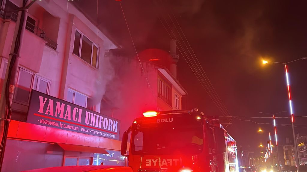 BOLU'DA TEKSTİL ATÖLYESİNDE GECEYİ AYDINLATAN YANGIN