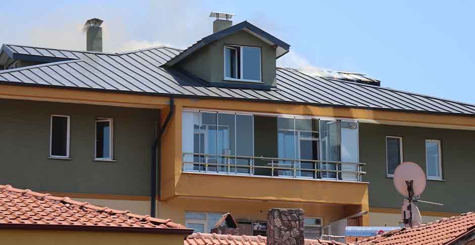BOLU'DA APARTMAN ÇATISI ALEV ALEV YANDI... MAHALLELİ SOKAĞA DÖKÜLDÜ