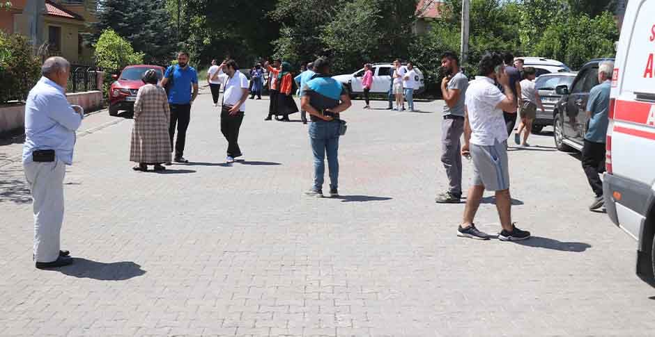 BOLU'DA APARTMAN ÇATISI ALEV ALEV YANDI... MAHALLELİ SOKAĞA DÖKÜLDÜ