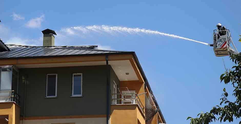 BOLU'DA APARTMAN ÇATISI ALEV ALEV YANDI... MAHALLELİ SOKAĞA DÖKÜLDÜ