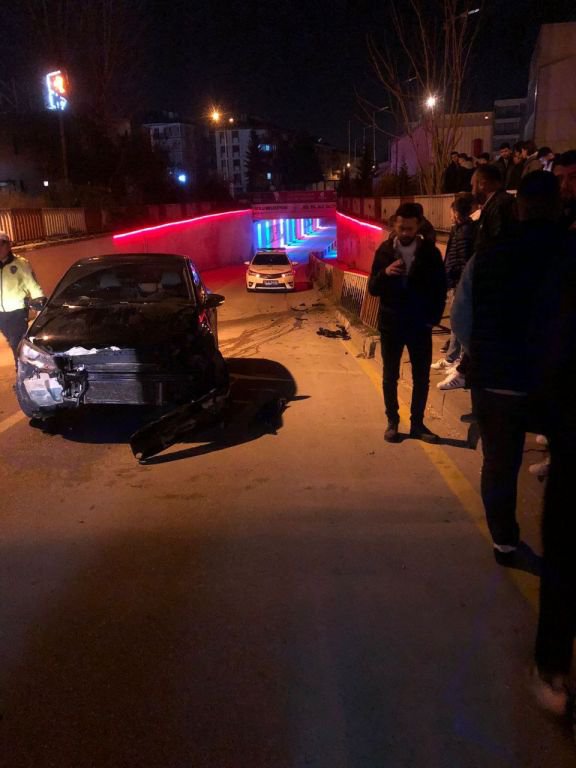 BOLU'DA BARİYERLERE ÇARPAN ARAÇ PARAMPARÇA OLDU...