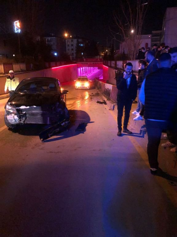 BOLU'DA BARİYERLERE ÇARPAN ARAÇ PARAMPARÇA OLDU...