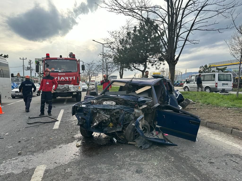 BOLU'DA FECİ KAZA... TOFAŞ MARKA ARAÇ PARAMPARÇA OLDU... 1 ÖLÜ
