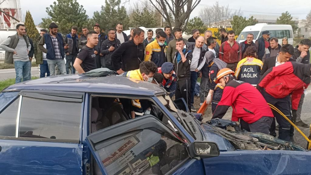 BOLU'DA FECİ KAZA... TOFAŞ MARKA ARAÇ PARAMPARÇA OLDU... 1 ÖLÜ