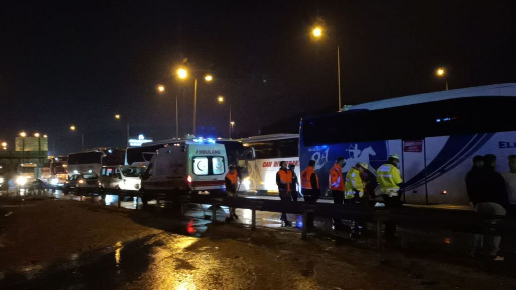 BOLU'DA GECE SAATLERİNDE FECİ KAZA... 1 YARALI