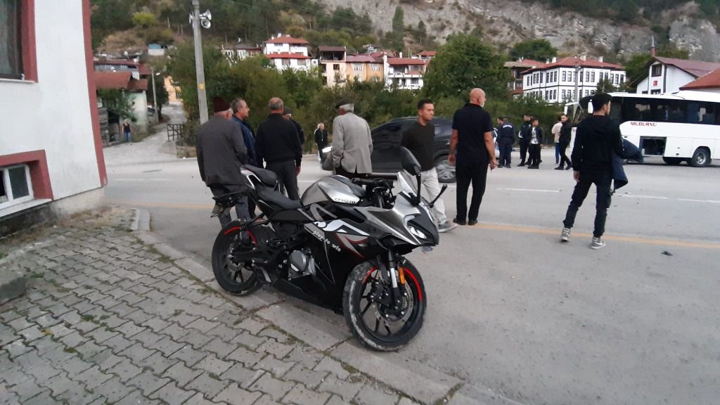 BOLU'DA MİDİBÜSLE ÇARPIŞAN MOTOSİKLETLİ YARALANDI