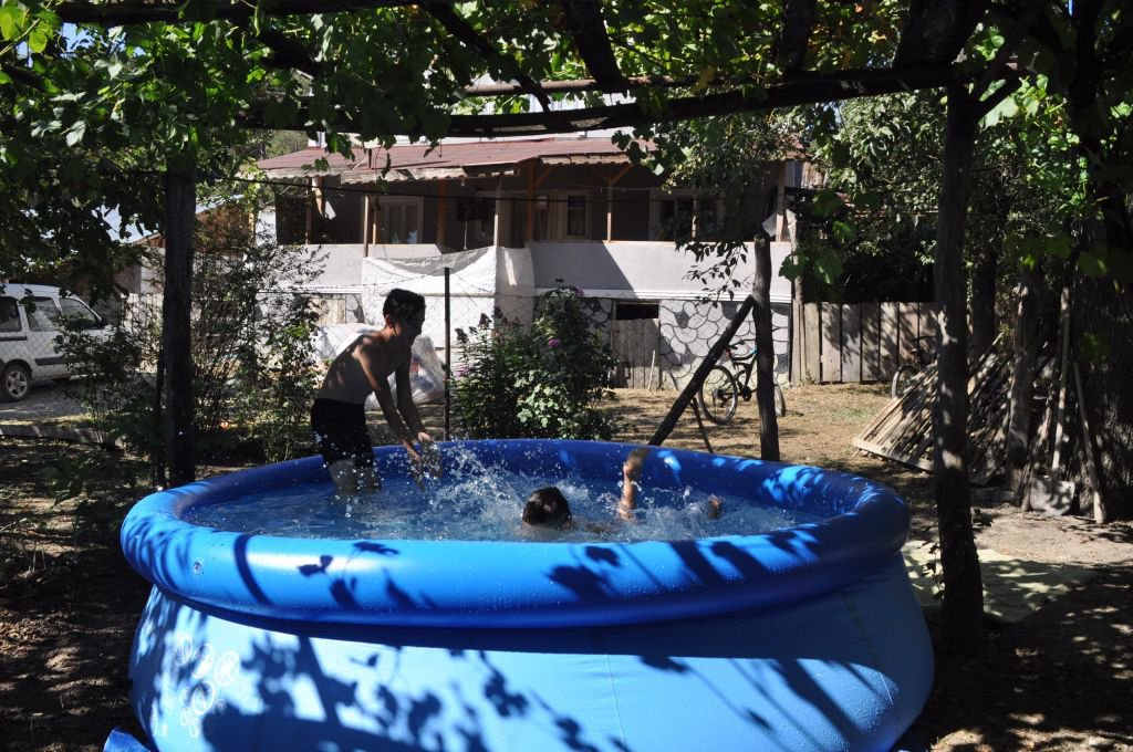 BOLU'DA O KÖYDE DENİZE GİDEMEYEN ÇOCUKLARIN HAVUZ KEYFİ...