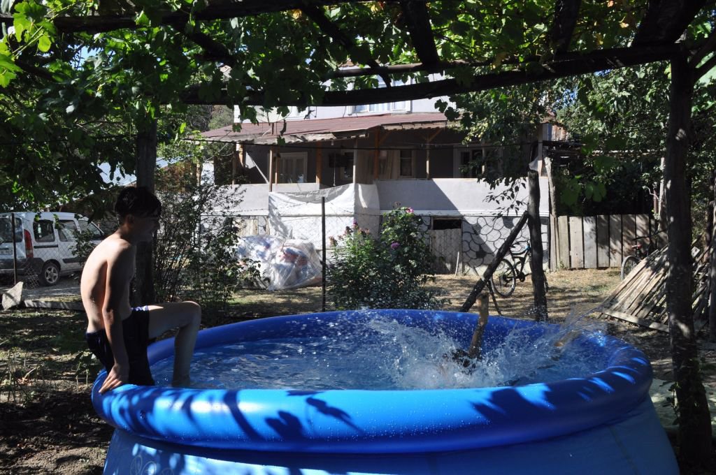 BOLU'DA O KÖYDE DENİZE GİDEMEYEN ÇOCUKLARIN HAVUZ KEYFİ...