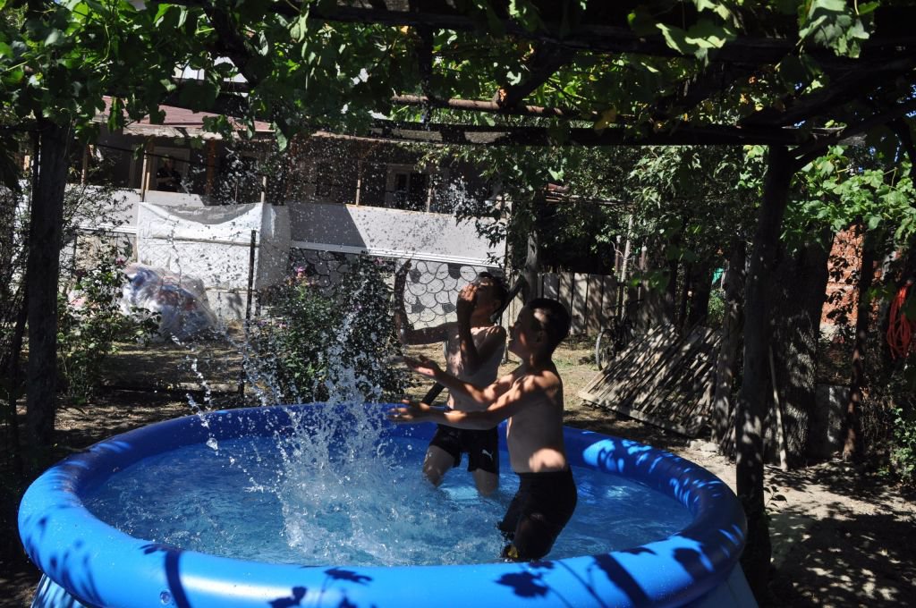 BOLU'DA O KÖYDE DENİZE GİDEMEYEN ÇOCUKLARIN HAVUZ KEYFİ...