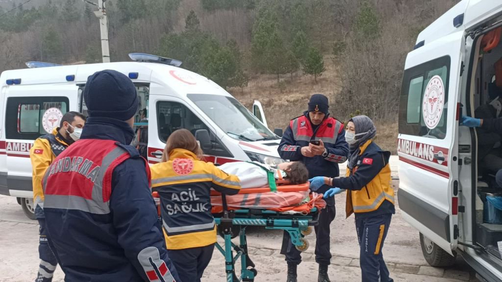 BOLU’DA OTOMOBİL DEREYE UÇTU