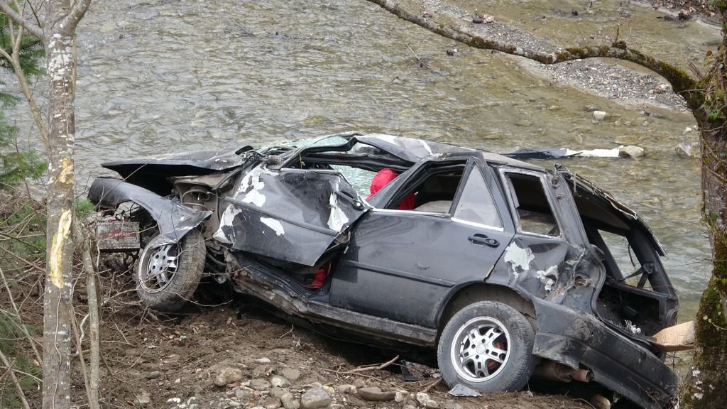 BOLU’DA OTOMOBİL DEREYE UÇTU