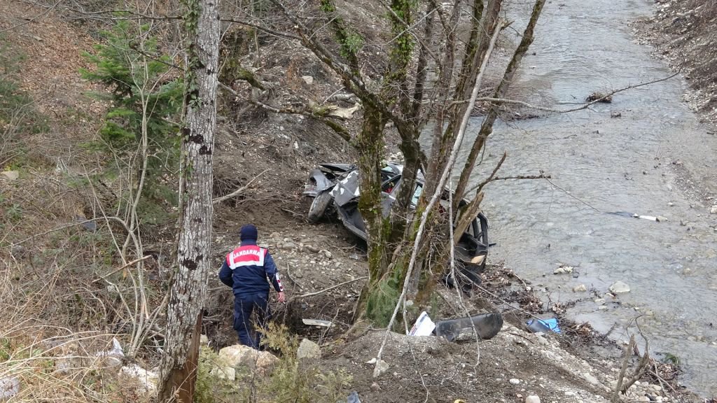 BOLU’DA OTOMOBİL DEREYE UÇTU