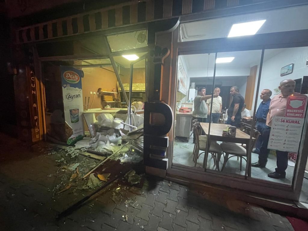 BOLU'DA OTOMOBİL PİDE DÜKKANINA DALDI....