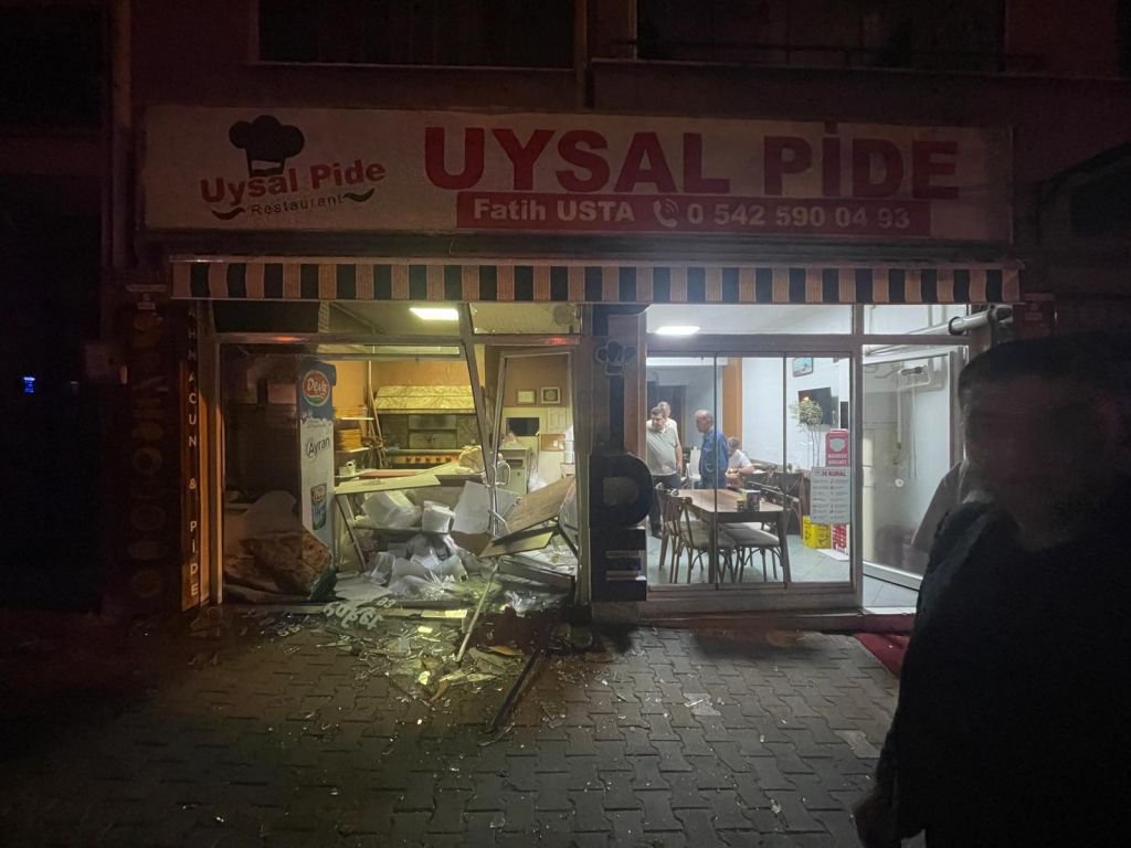 BOLU'DA OTOMOBİL PİDE DÜKKANINA DALDI....