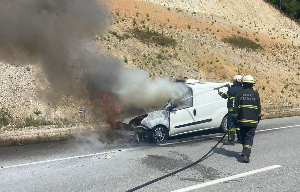 BOLU'DA SICAK HAVADA SOĞUK HAVA DEPOLU TİCARİ ARAÇ ALEVLER İÇİNDE KALDI...