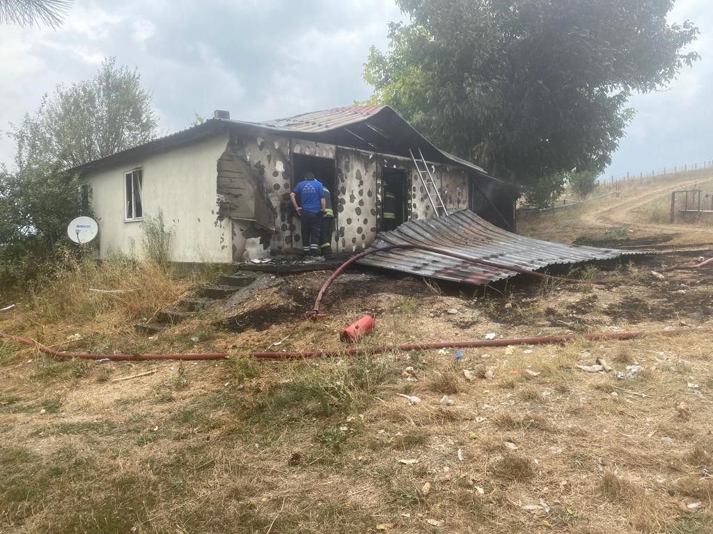 BOLU’DA TEK KATLI EV ALEV ALEV YANDI