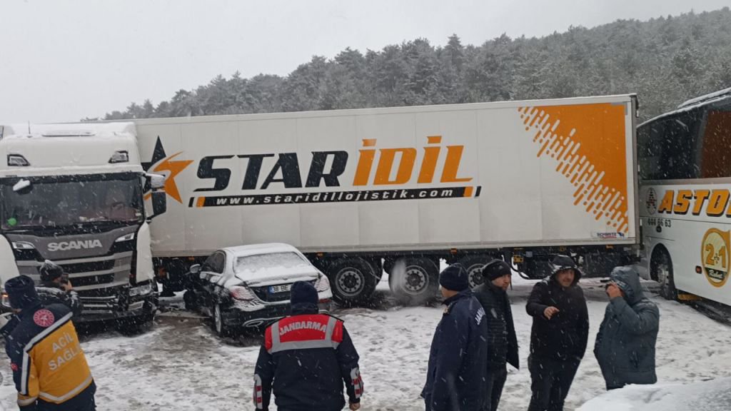 BOLU’DA ZİNCİRLEME KAZA… 13 ARAÇ BİRBİRİNE GİRDİ