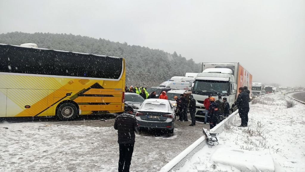 BOLU’DA ZİNCİRLEME KAZA… 13 ARAÇ BİRBİRİNE GİRDİ