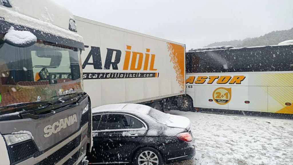 BOLU’DA ZİNCİRLEME KAZA… 13 ARAÇ BİRBİRİNE GİRDİ