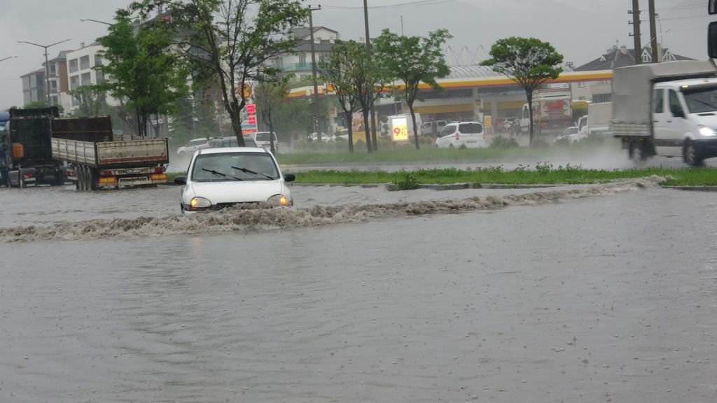 BOLU'NUN BAZI CADDE VE SOKAKLARINI SU BASTI....