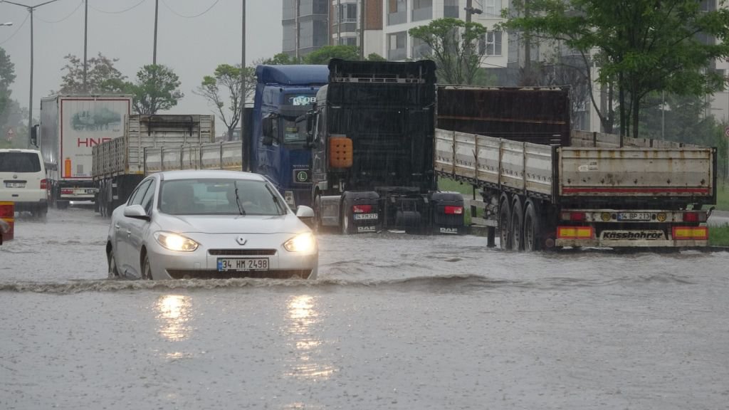BOLU'NUN BAZI CADDE VE SOKAKLARINI SU BASTI....