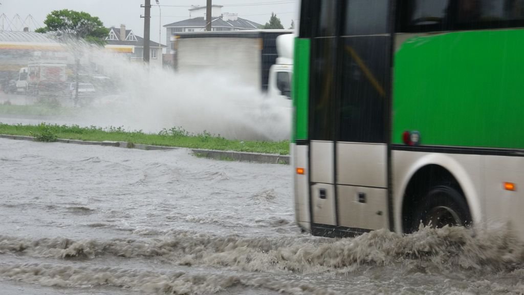 BOLU'NUN BAZI CADDE VE SOKAKLARINI SU BASTI....