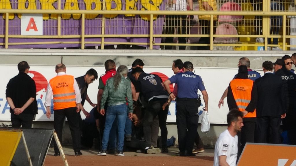 BOLUSPOR MAÇINDA DEPLASMAN TRİBÜNÜ KARIŞTI...