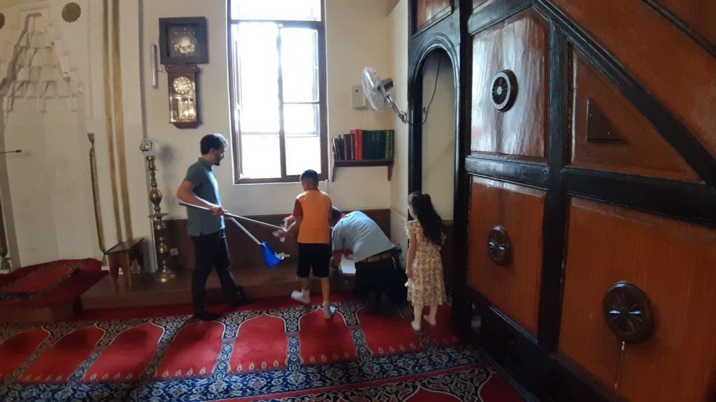 CAMİYE GİREN KEDİ MİNBERİN ARKASINA DÜŞTÜ