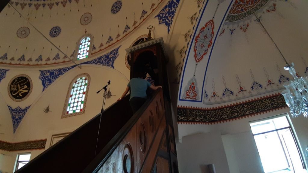 CAMİYE GİREN KEDİ MİNBERİN ARKASINA DÜŞTÜ