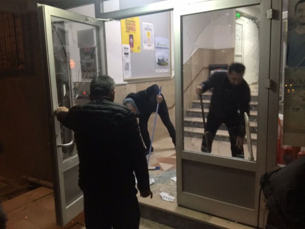 ÇOCUĞUNU GÖREMEYİNCE CAMI ÇERÇEVEYİ KIRDI