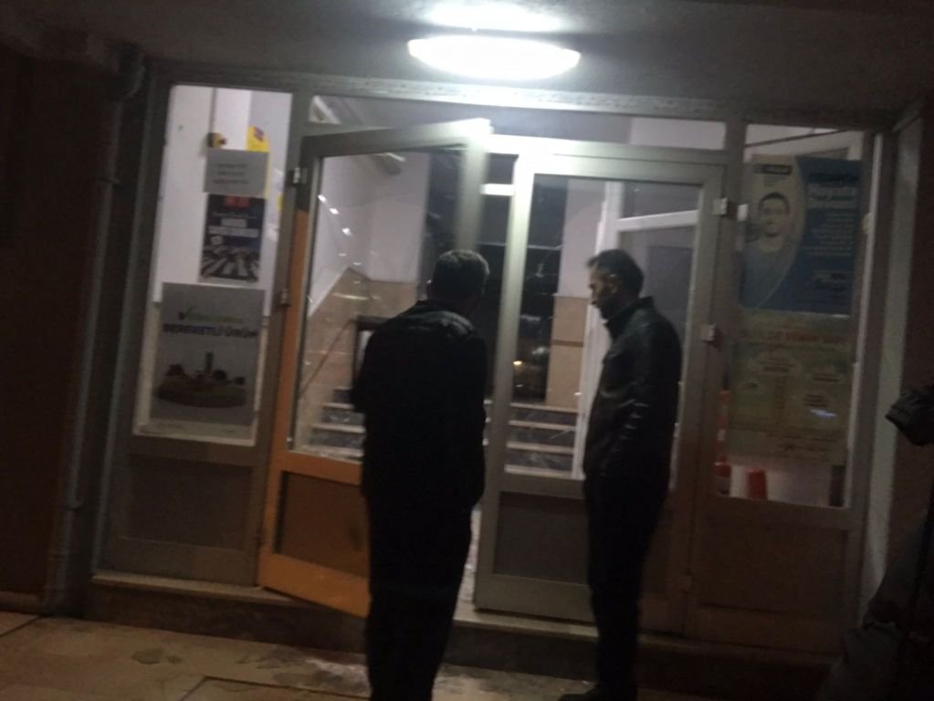 ÇOCUĞUNU GÖREMEYİNCE CAMI ÇERÇEVEYİ KIRDI