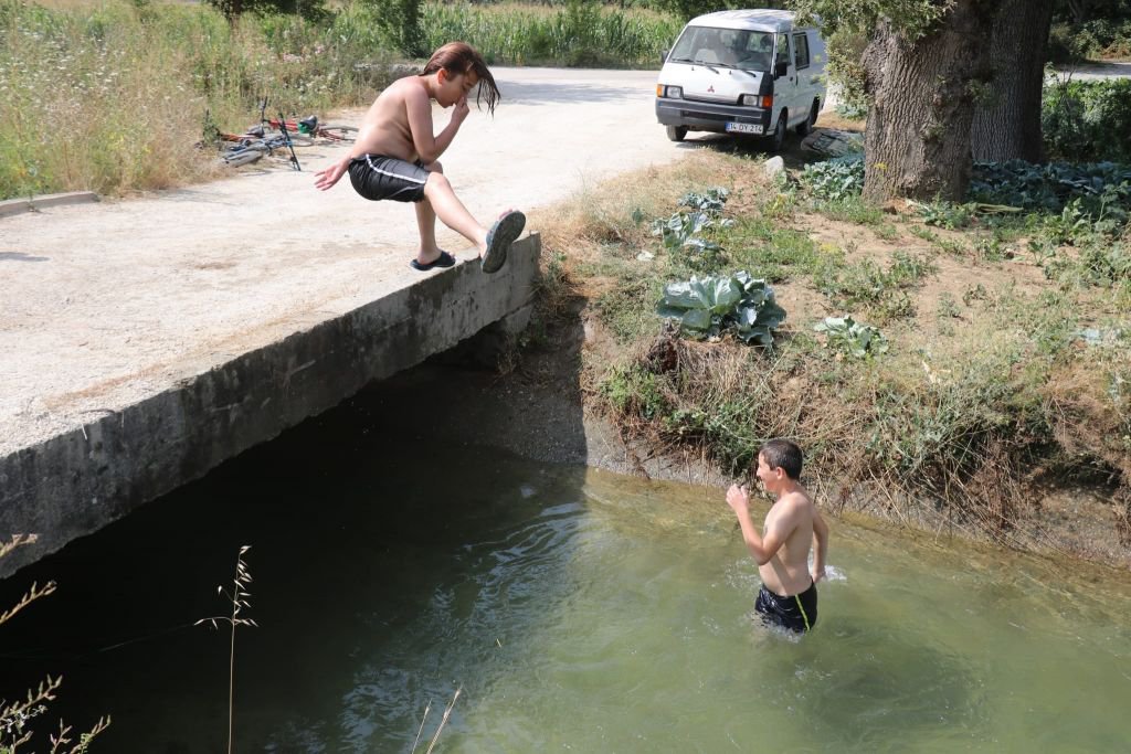 ÇOCUKLARIN SU KANALINDA SERİNLEDİLER...