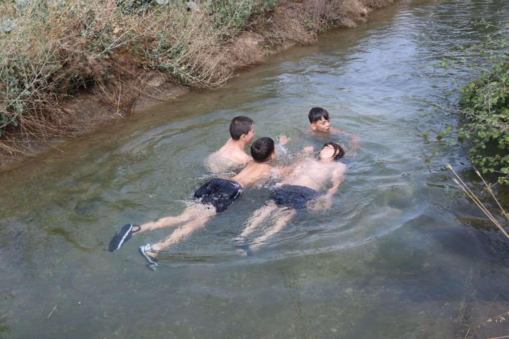 ÇOCUKLARIN SU KANALINDA SERİNLEDİLER...