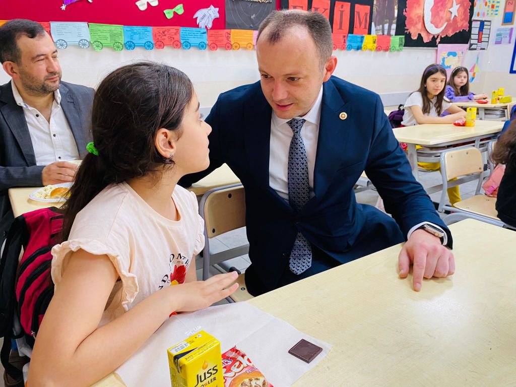 İSMAİL AKGÜL ÇOCUKLARLA ÇOCUK OLDU...