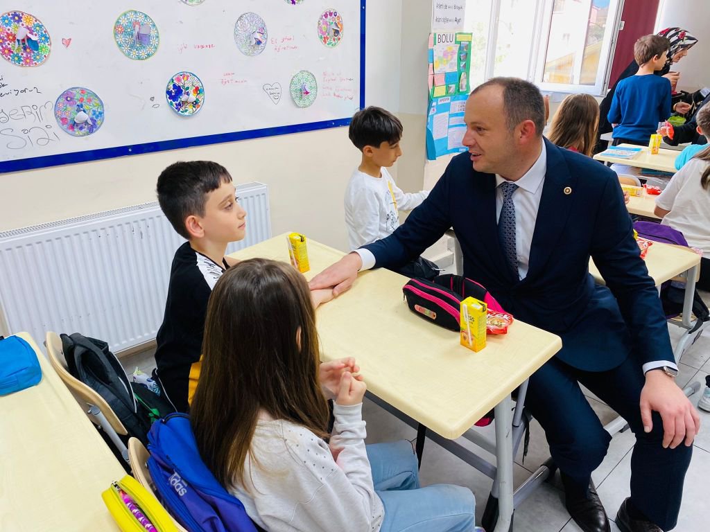 İSMAİL AKGÜL ÇOCUKLARLA ÇOCUK OLDU...