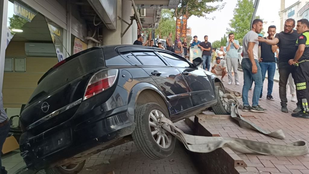 EL FRENİNİ ÇEKMEYİ UNUTTU ORTALIK KARIŞTI...