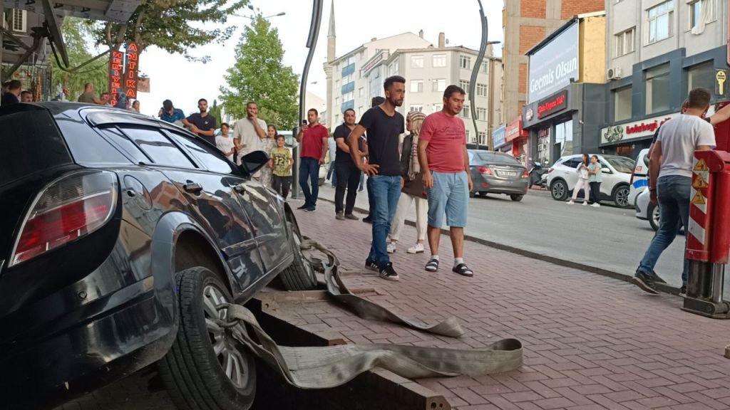 EL FRENİNİ ÇEKMEYİ UNUTTU ORTALIK KARIŞTI...