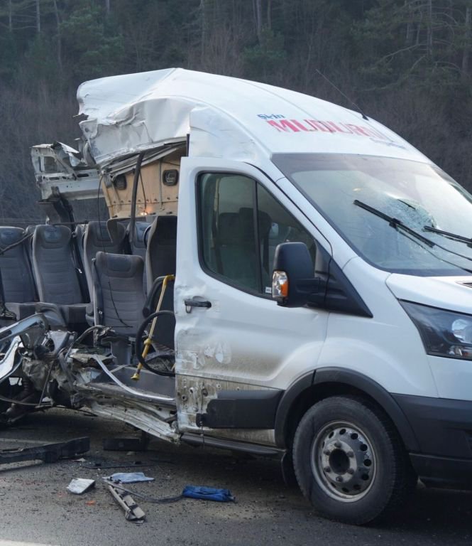 FECİ KAZA: SERVİS KAĞIT GİBİ YIRTILDI... 1 ÖLÜ, 4 YARALI