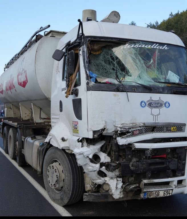 FECİ KAZA: SERVİS KAĞIT GİBİ YIRTILDI... 1 ÖLÜ, 4 YARALI