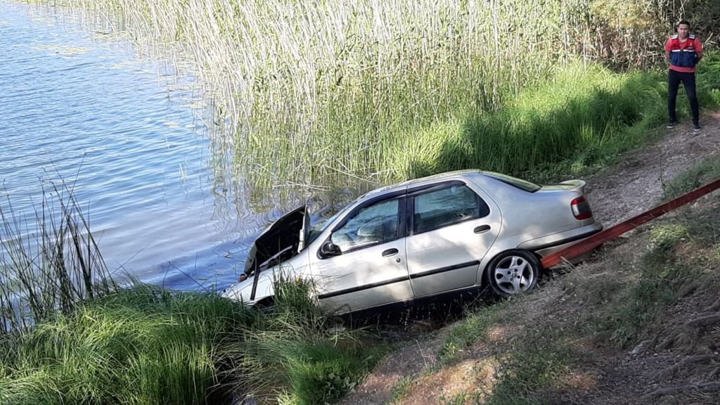FOTOĞRAF ÇEKMEK İÇİN İNDİ, ARACI GÖLE DÜŞTÜ