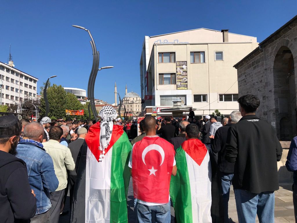 GAZZE'DE ÖLENLER İÇİN CENAZE NAMAZI KILINDI