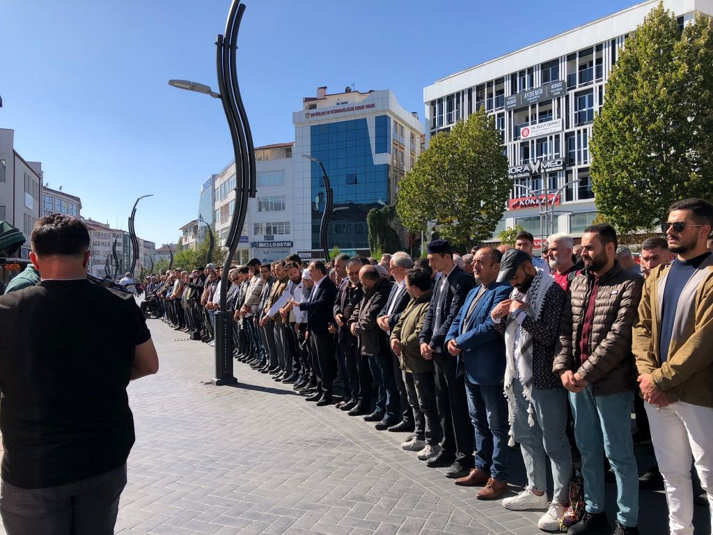 GAZZE'DE ÖLENLER İÇİN CENAZE NAMAZI KILINDI