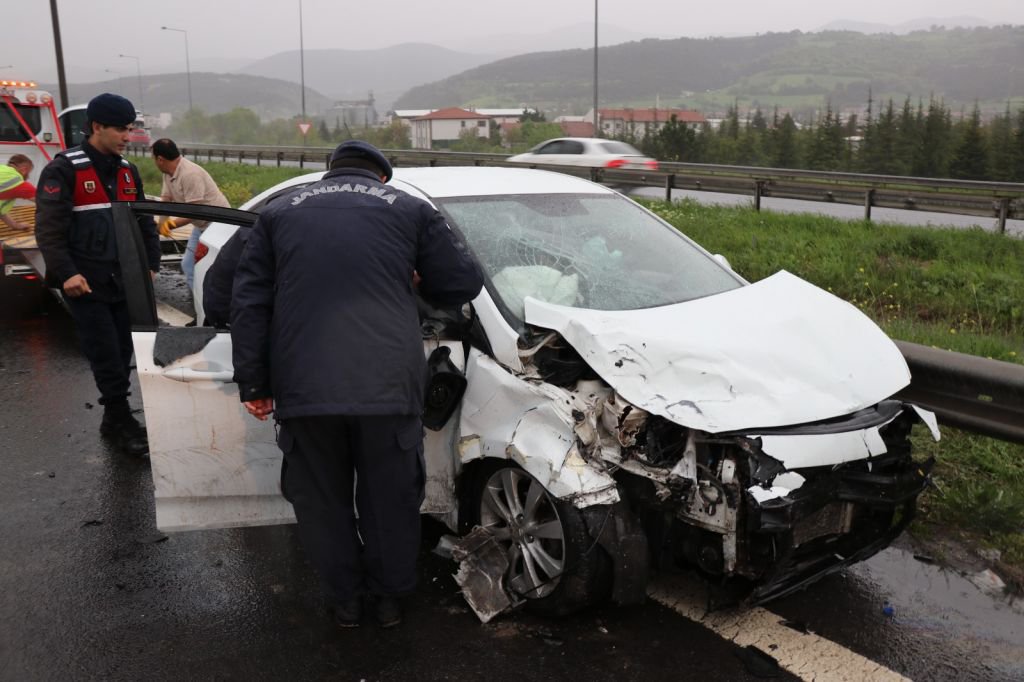 İKİ OTOMOBİL ÇARPIŞTI, 11 YARALI....